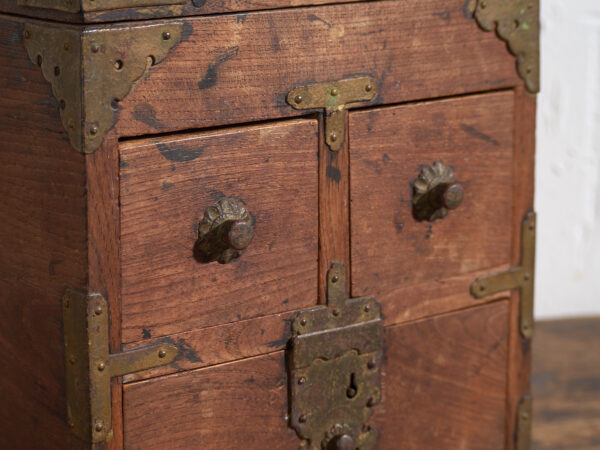 Caja japonesa antigua con cajones y tapa abatible – Periodo Showa temprano (c.1928)