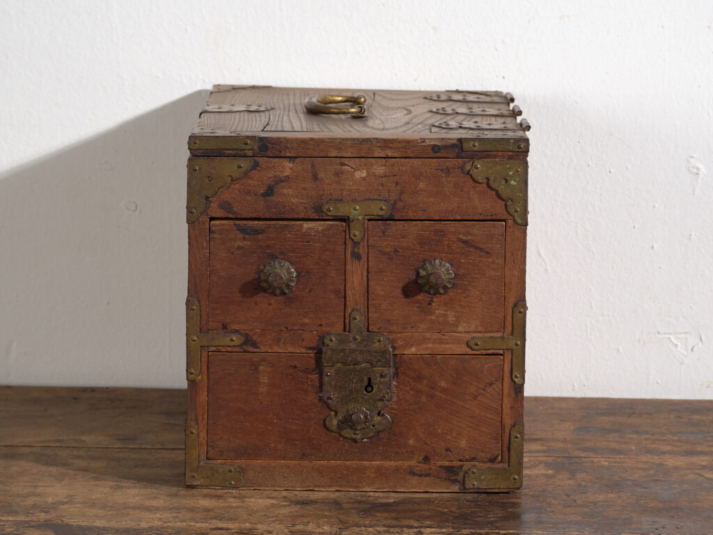 Caja japonesa antigua con cajones y tapa abatible – Periodo Showa temprano (c.1928)