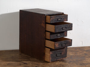 Ko-dansu japonés vertical de cinco cajones en paulownia y cedro japonés, periodo Taishō–Showa temprano, circa 1912–1945