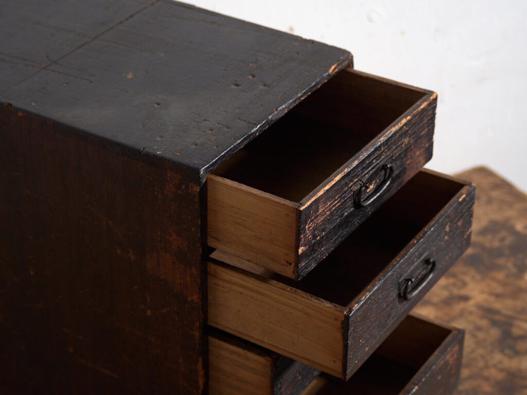 Ko-dansu japonés vertical de cinco cajones en paulownia y cedro japonés, periodo Taishō–Showa temprano, circa 1912–1945