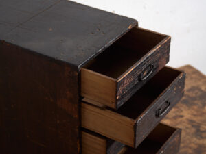 Ko-dansu japonés vertical de cinco cajones en paulownia y cedro japonés, periodo Taishō–Showa temprano, circa 1912–1945