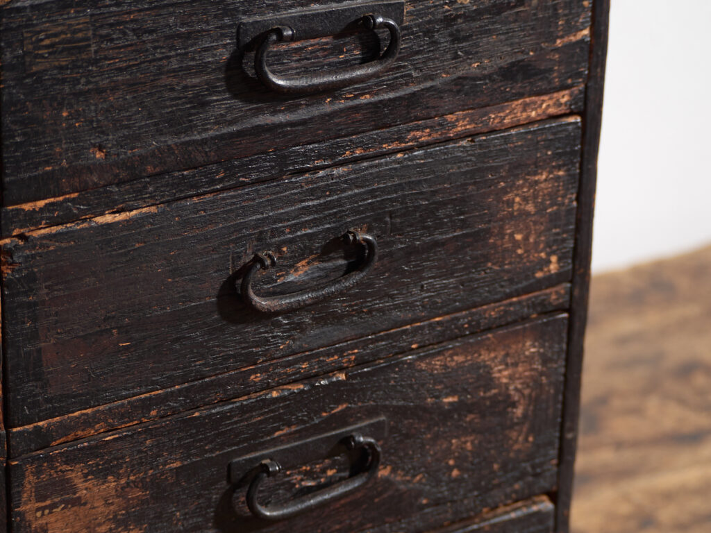 Ko-dansu japonés vertical de cinco cajones en paulownia y cedro japonés, periodo Taishō–Showa temprano, circa 1912–1945