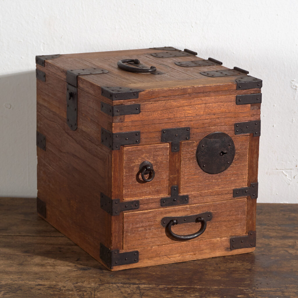 Ko-dansu japonés con tapa abatible y cajones secretos en madera de paulownia, periodo Meiji–Taishō, circa 1868–1926