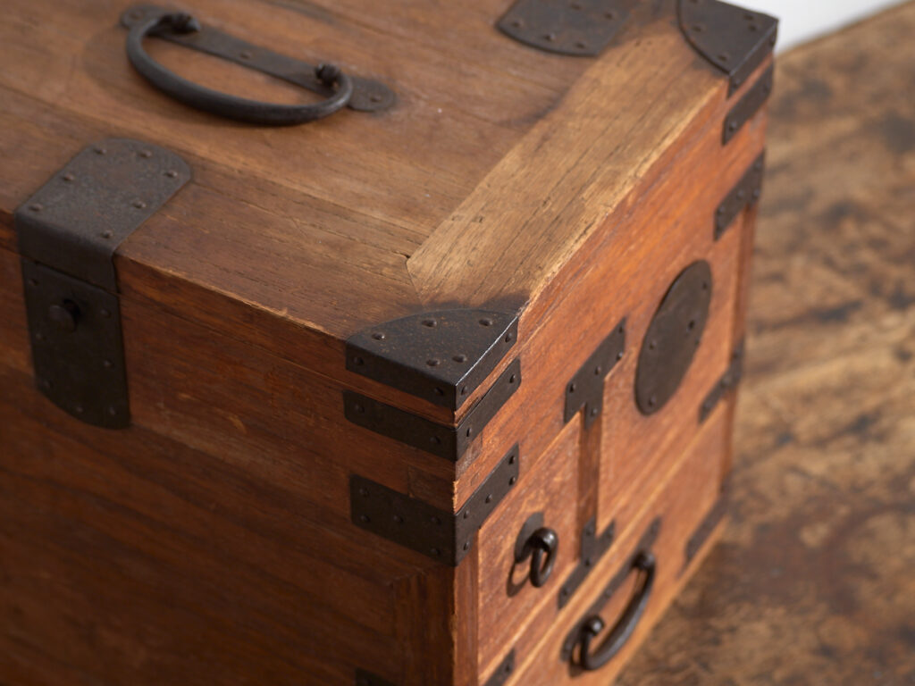 Ko-dansu japonés con tapa abatible y cajones secretos en madera de paulownia, periodo Meiji–Taishō, circa 1868–1926