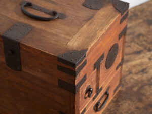 Ko-dansu japonés con tapa abatible y cajones secretos en madera de paulownia, periodo Meiji–Taishō, circa 1868–1926