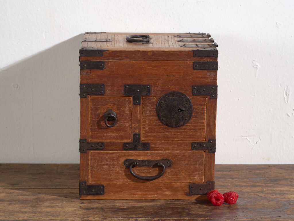 Ko-dansu japonés con tapa abatible y cajones secretos en madera de paulownia, periodo Meiji–Taishō, circa 1868–1926