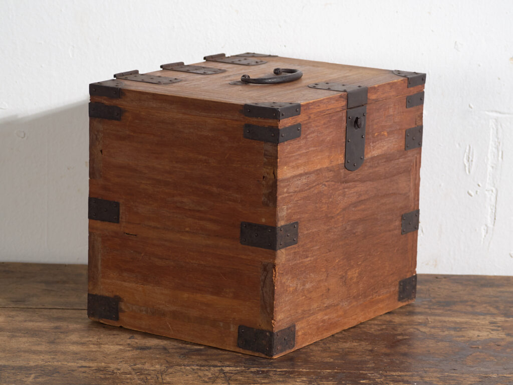 Ko-dansu japonés con tapa abatible y cajones secretos en madera de paulownia, periodo Meiji–Taishō, circa 1868–1926