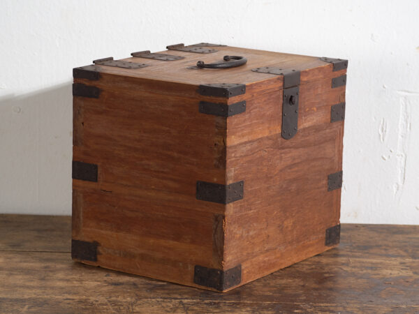 Ko-dansu japonés con tapa abatible y cajones secretos en madera de paulownia, periodo Meiji–Taishō, circa 1868–1926