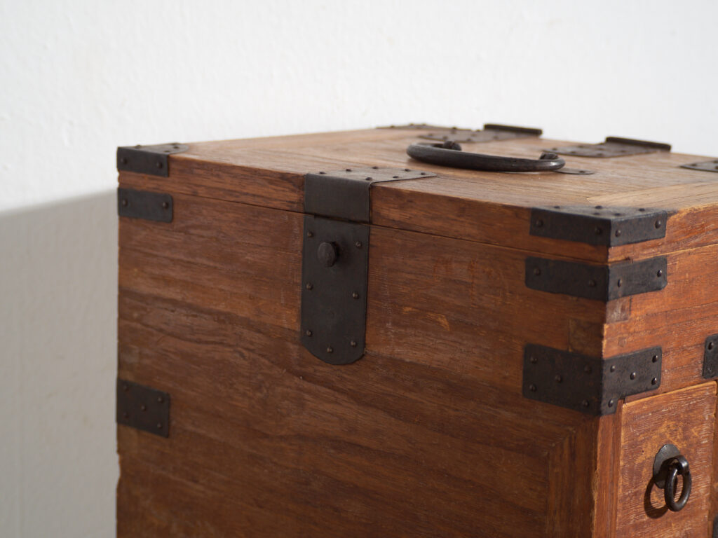 Ko-dansu japonés con tapa abatible y cajones secretos en madera de paulownia, periodo Meiji–Taishō, circa 1868–1926