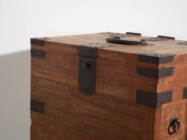 Ko-dansu japonés con tapa abatible y cajones secretos en madera de paulownia, periodo Meiji–Taishō, circa 1868–1926