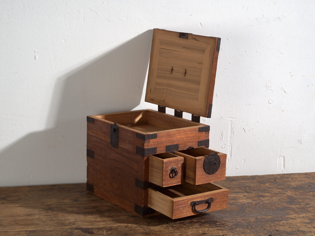 Ko-dansu japonés con tapa abatible y cajones secretos en madera de paulownia, periodo Meiji–Taishō, circa 1868–1926