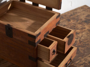 Ko-dansu japonés con tapa abatible y cajones secretos en madera de paulownia, periodo Meiji–Taishō, circa 1868–1926