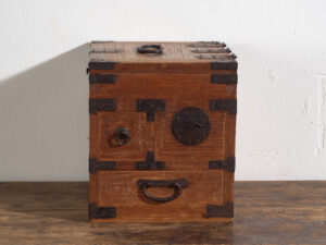 Ko-dansu japonés con tapa abatible y cajones secretos en madera de paulownia, periodo Meiji–Taishō, circa 1868–1926