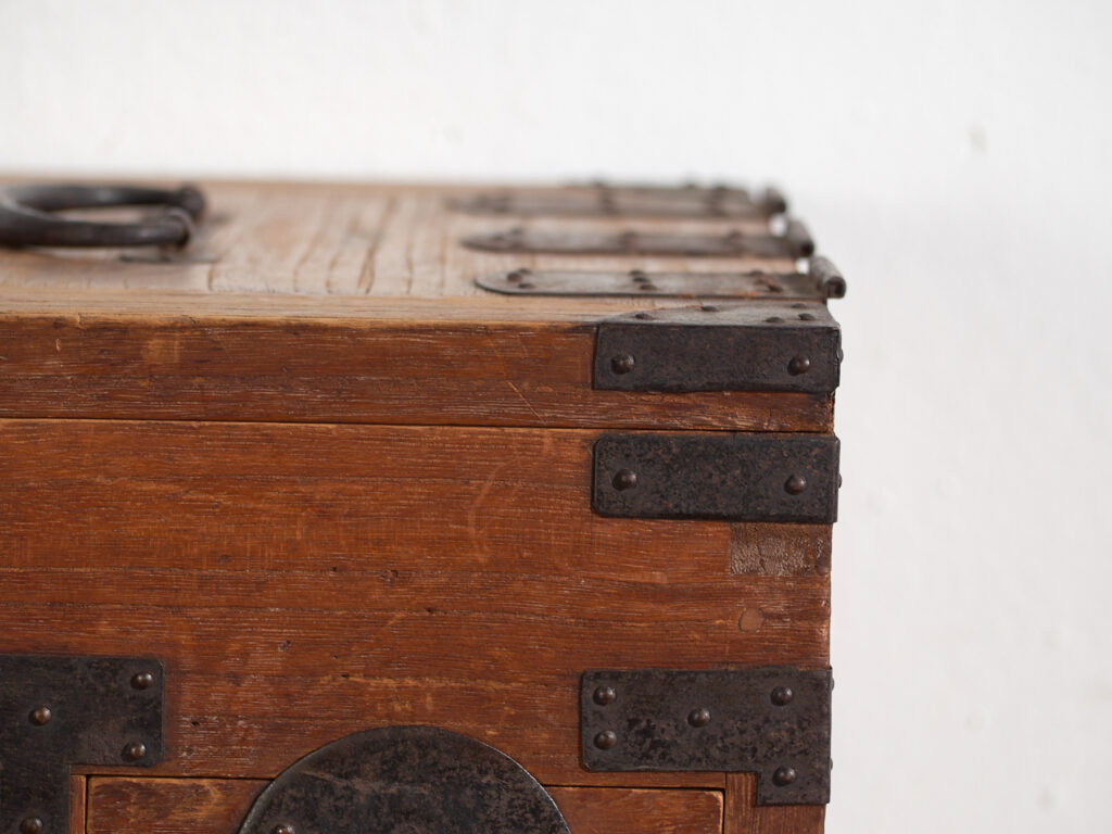 Ko-dansu japonés con tapa abatible y cajones secretos en madera de paulownia, periodo Meiji–Taishō, circa 1868–1926