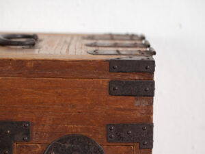 Ko-dansu japonés con tapa abatible y cajones secretos en madera de paulownia, periodo Meiji–Taishō, circa 1868–1926