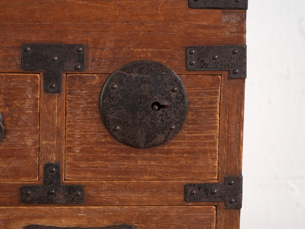 Ko-dansu japonés con tapa abatible y cajones secretos en madera de paulownia, periodo Meiji–Taishō, circa 1868–1926