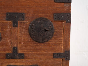 Ko-dansu japonés con tapa abatible y cajones secretos en madera de paulownia, periodo Meiji–Taishō, circa 1868–1926