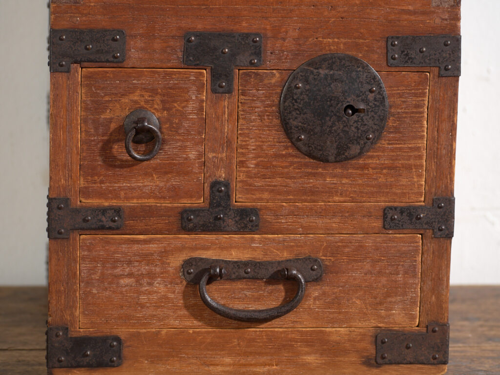 Ko-dansu japonés con tapa abatible y cajones secretos en madera de paulownia, periodo Meiji–Taishō, circa 1868–1926