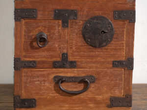 Ko-dansu japonés con tapa abatible y cajones secretos en madera de paulownia, periodo Meiji–Taishō, circa 1868–1926