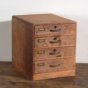 Pequeña cajonera japonesa de escritorio en roble y pino rojo, periodo Showa medio, circa 1945–1970