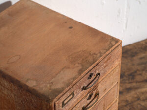 Pequeña cajonera japonesa de escritorio en roble y pino rojo, periodo Showa medio, circa 1945–1970