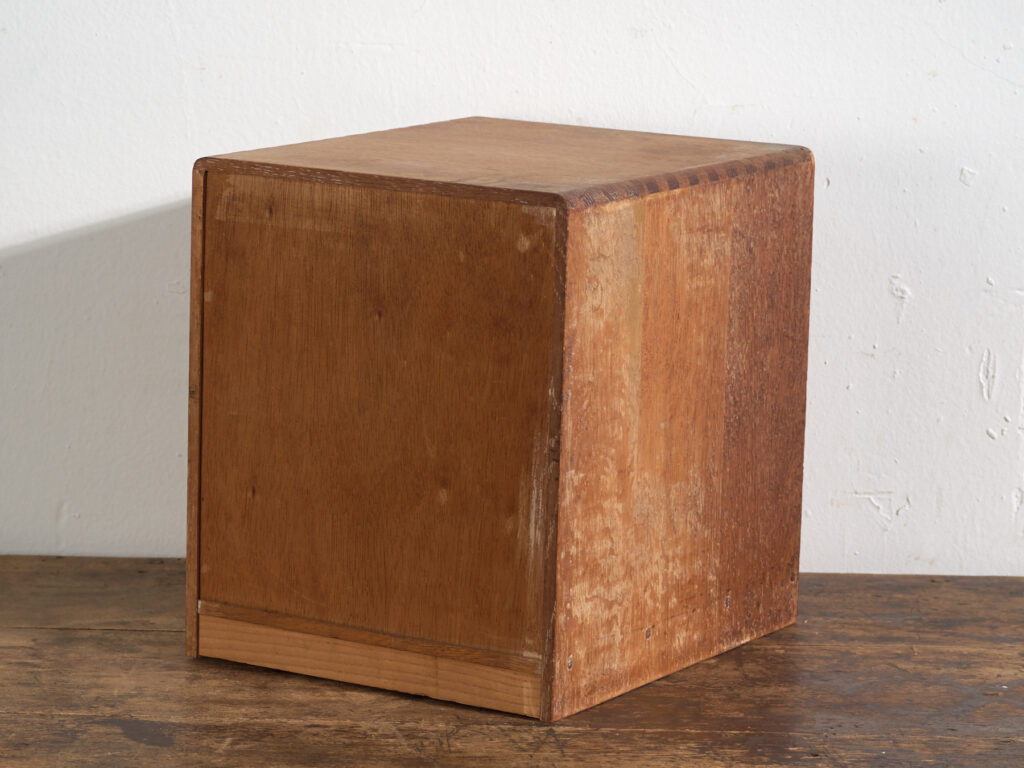 Pequeña cajonera japonesa de escritorio en roble y pino rojo, periodo Showa medio, circa 1945–1970