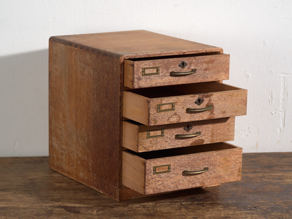 Pequeña cajonera japonesa de escritorio en roble y pino rojo, periodo Showa medio, circa 1945–1970