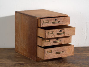 Pequeña cajonera japonesa de escritorio en roble y pino rojo, periodo Showa medio, circa 1945–1970