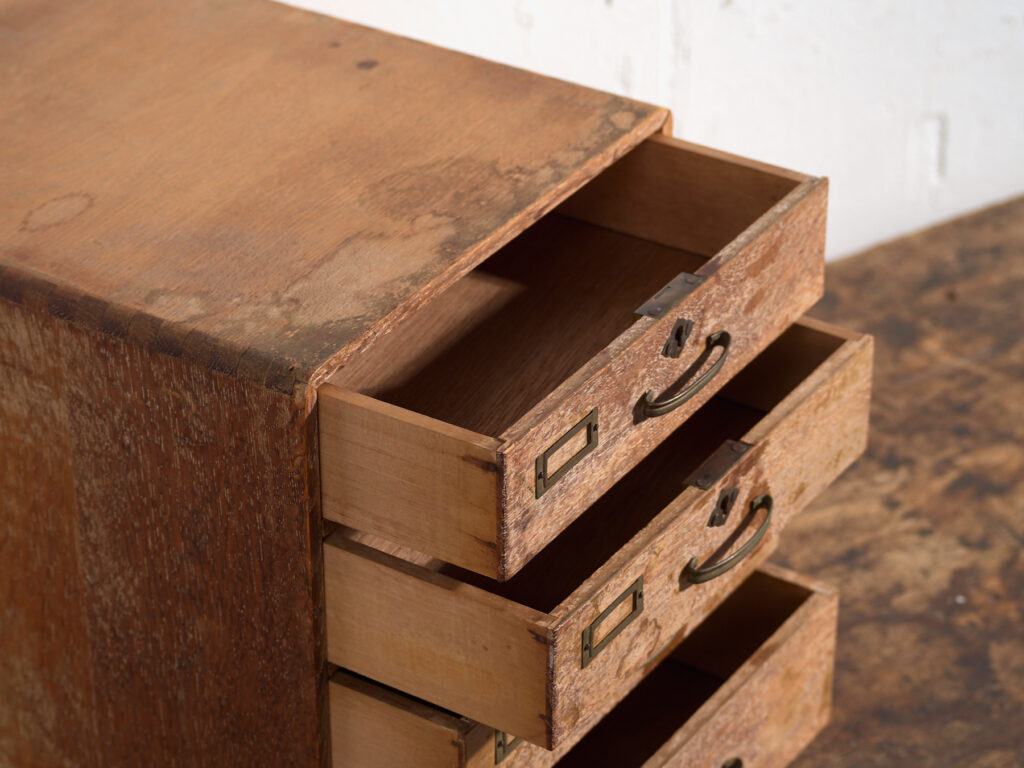 Pequeña cajonera japonesa de escritorio en roble y pino rojo, periodo Showa medio, circa 1945–1970