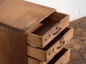 Pequeña cajonera japonesa de escritorio en roble y pino rojo, periodo Showa medio, circa 1945–1970