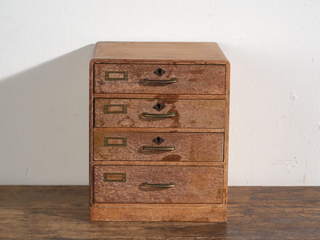 Pequeña cajonera japonesa de escritorio en roble y pino rojo, periodo Showa medio, circa 1945–1970