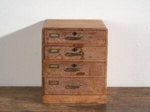 Pequeña cajonera japonesa de escritorio en roble y pino rojo, periodo Showa medio, circa 1945–1970