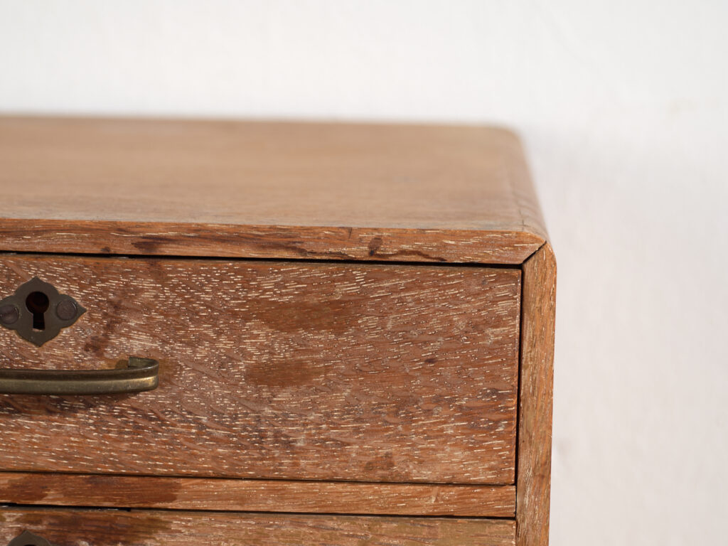 Pequeña cajonera japonesa de escritorio en roble y pino rojo, periodo Showa medio, circa 1945–1970