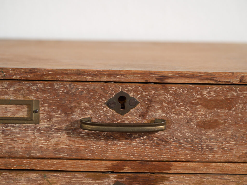Pequeña cajonera japonesa de escritorio en roble y pino rojo, periodo Showa medio, circa 1945–1970