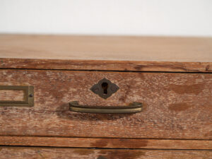 Pequeña cajonera japonesa de escritorio en roble y pino rojo, periodo Showa medio, circa 1945–1970