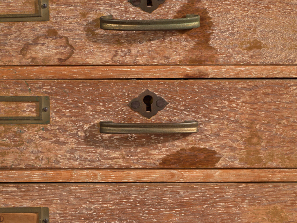 Pequeña cajonera japonesa de escritorio en roble y pino rojo, periodo Showa medio, circa 1945–1970