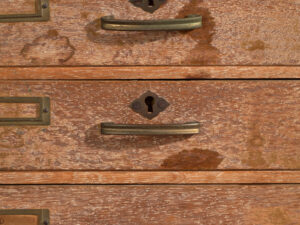 Pequeña cajonera japonesa de escritorio en roble y pino rojo, periodo Showa medio, circa 1945–1970