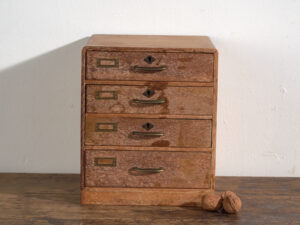 Pequeña cajonera japonesa de escritorio en roble y pino rojo, periodo Showa medio, circa 1945–1970