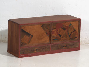 Pequeño mueble japonés con puertas correderas decoradas Kabuki - Periodo Showa temprano, circa 1926–1970