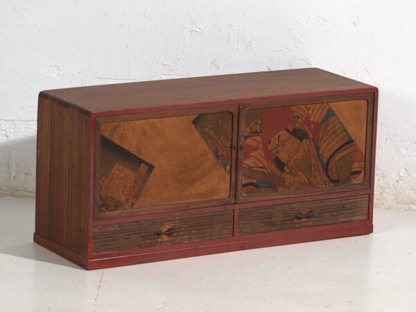 Pequeño mueble japonés con puertas correderas decoradas Kabuki - Periodo Showa temprano, circa 1926–1970