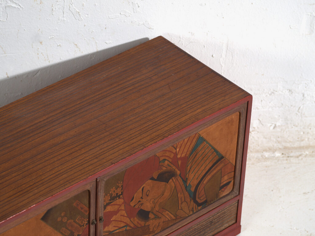 Pequeño mueble japonés con puertas correderas decoradas Kabuki - Periodo Showa temprano, circa 1926–1970