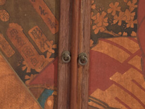 Pequeño mueble japonés con puertas correderas decoradas Kabuki - Periodo Showa temprano, circa 1926–1970