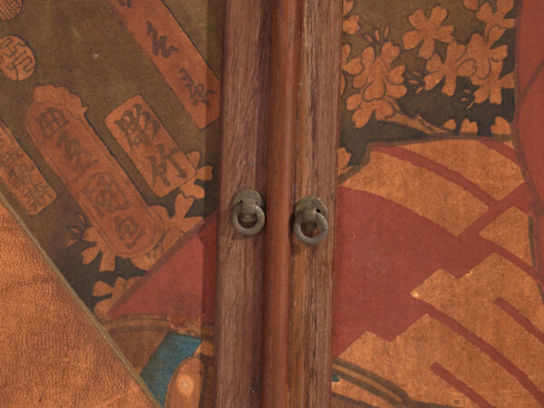 Pequeño mueble japonés con puertas correderas decoradas Kabuki - Periodo Showa temprano, circa 1926–1970