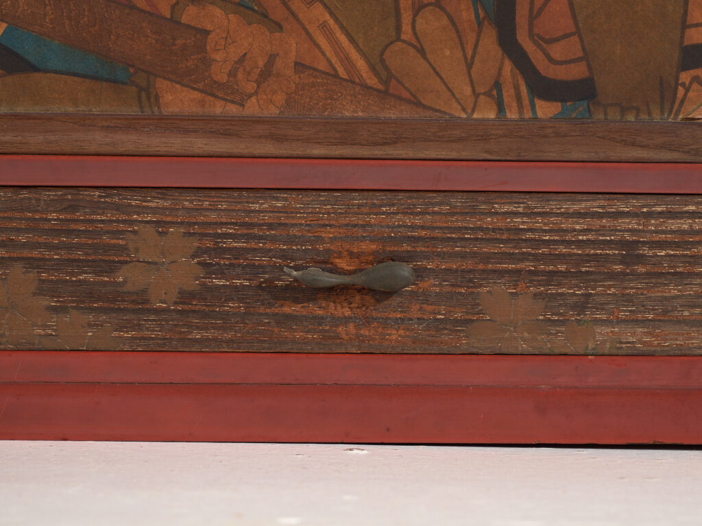 Pequeño mueble japonés con puertas correderas decoradas Kabuki - Periodo Showa temprano, circa 1926–1970