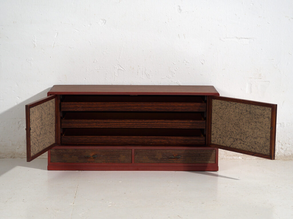 Pequeño mueble japonés con puertas correderas decoradas Kabuki - Periodo Showa temprano, circa 1926–1970