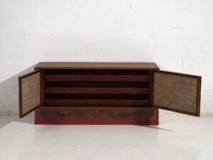 Pequeño mueble japonés con puertas correderas decoradas Kabuki - Periodo Showa temprano, circa 1926–1970