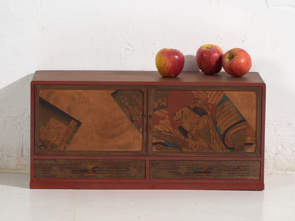 Pequeño mueble japonés con puertas correderas decoradas Kabuki - Periodo Showa temprano, circa 1926–1970