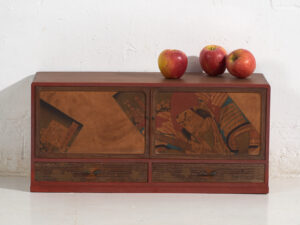 Pequeño mueble japonés con puertas correderas decoradas Kabuki - Periodo Showa temprano, circa 1926–1970