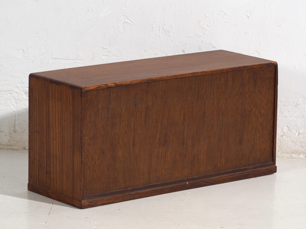 Pequeño mueble japonés con puertas correderas decoradas Kabuki - Periodo Showa temprano, circa 1926–1970