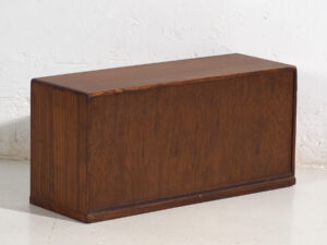 Pequeño mueble japonés con puertas correderas decoradas Kabuki - Periodo Showa temprano, circa 1926–1970